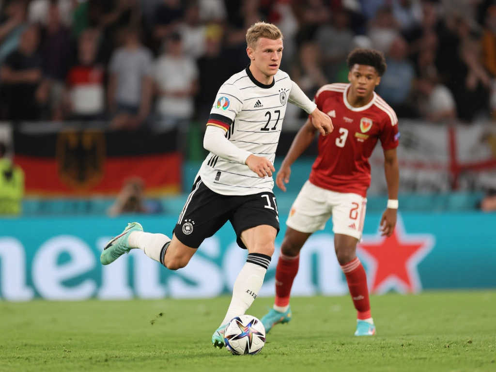 全能中场的 全能中场的